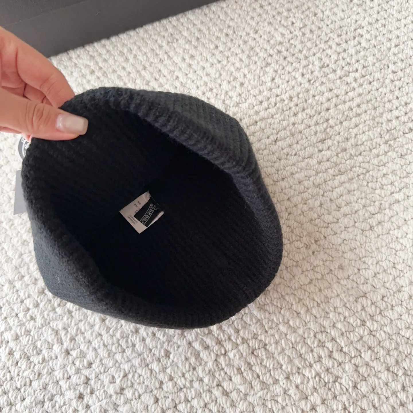 💰60 Crow Heart Autumn and Winter Wool Knitted Beanie This must be a favorite of minimalism. It is clean, neat, fashionable and versatile, and will definitely not be picky about your face shape! A fashionable classic that lasts forever! Fashionable black and white can be purchased together!